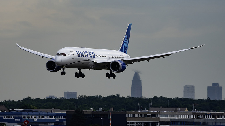 United Airlines Boeing 787-9 Dreamliner approaching for landing.