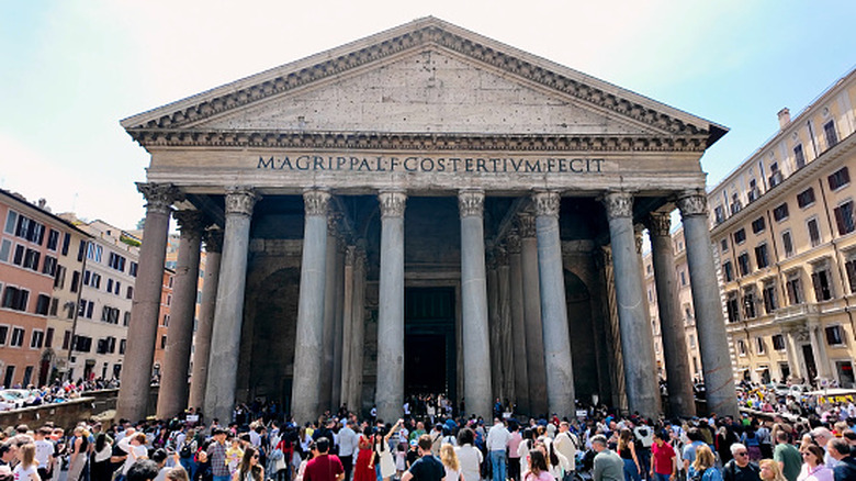 Crowds at the Pantheon in Rome