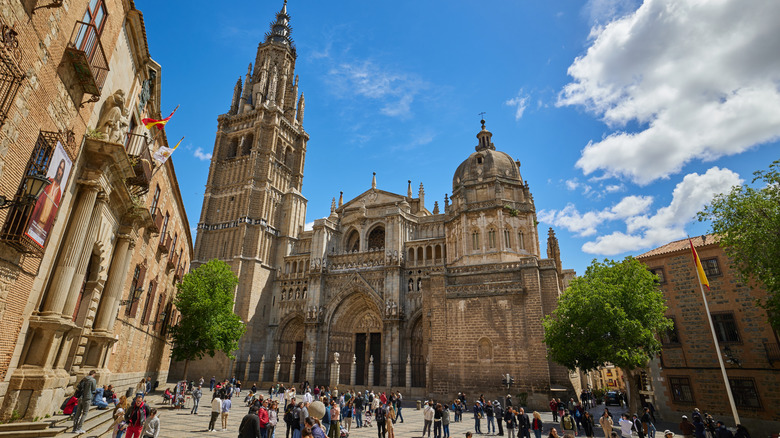 Square in front of the Santa Iglesia Catedral Primada de Toledo, filled with tourists