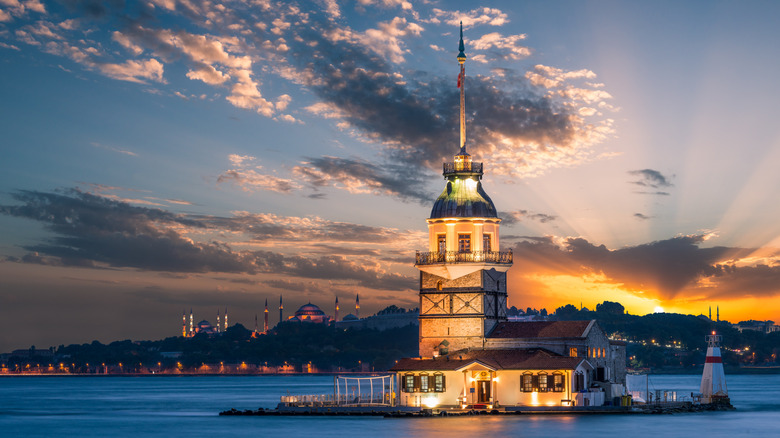 Maiden's Tower off the coast of the Üsküdar district in Istanbul