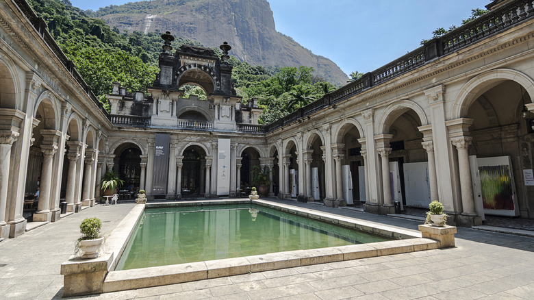 The main building in the center of Parque Lage