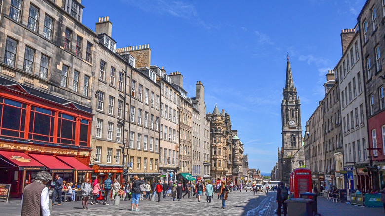 Royal Mile in Edinburgh with the steeple of Tom Kirk in the background