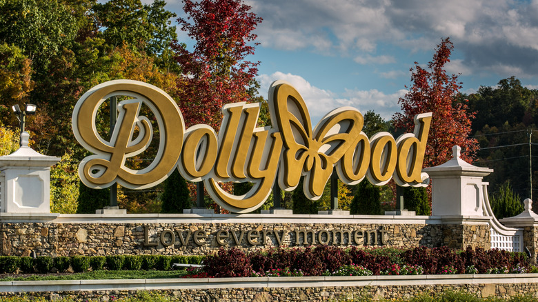 The entrance to Dollywood.