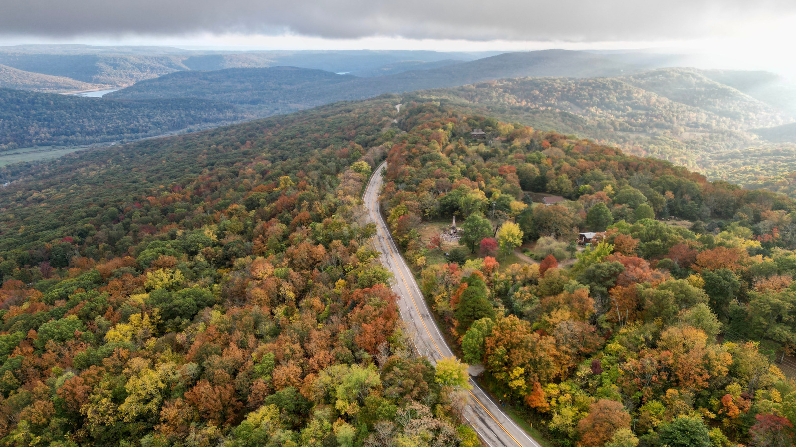 https://www.planetware.com/img/gallery/the-best-scenic-byways-for-a-breathtaking-road-trip-through-the-ozarks/l-intro-1767110675.jpg