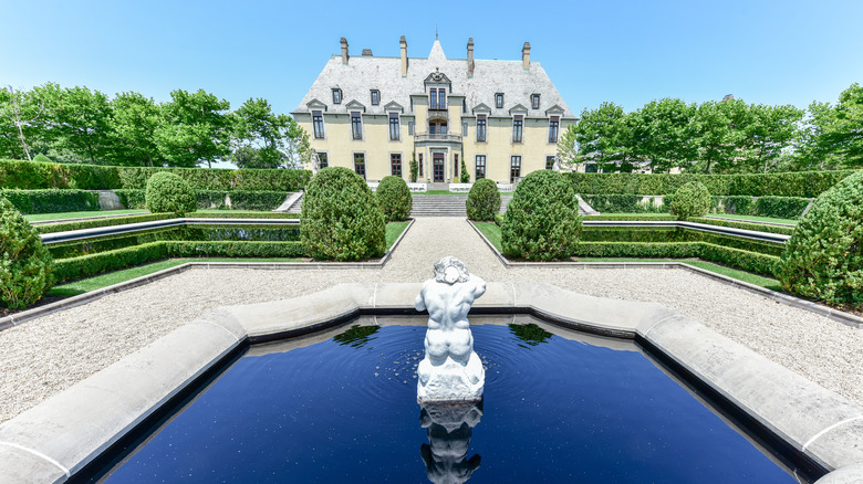 Oheka Castle facade and pool