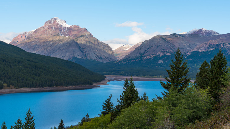 a panoramic view of a lake in glacier national park