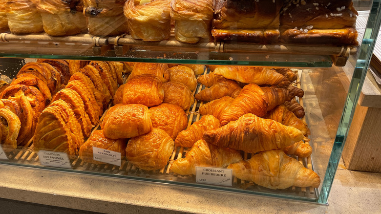 Display cabinet of a boulangerie in Paris