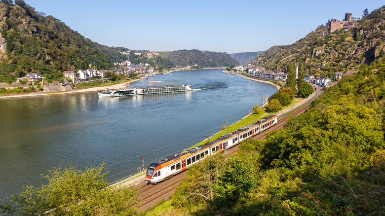 A regional train along the Rhine near St. Goarshausen