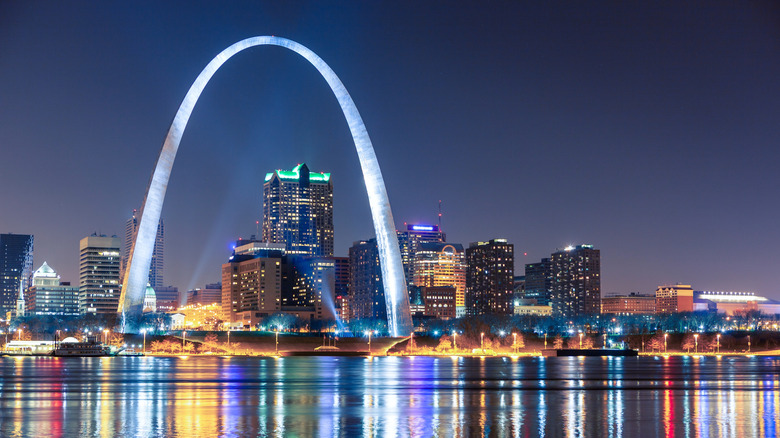 The Gateway Arch lit up over St. Louis at night