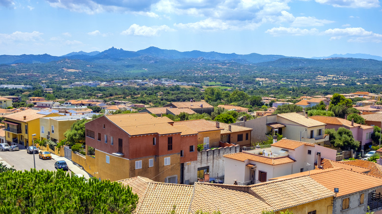 An Italian town surrounded by mountains