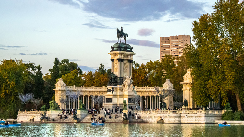 Lake with paddle boats in Parque del Retiro, in Madrid