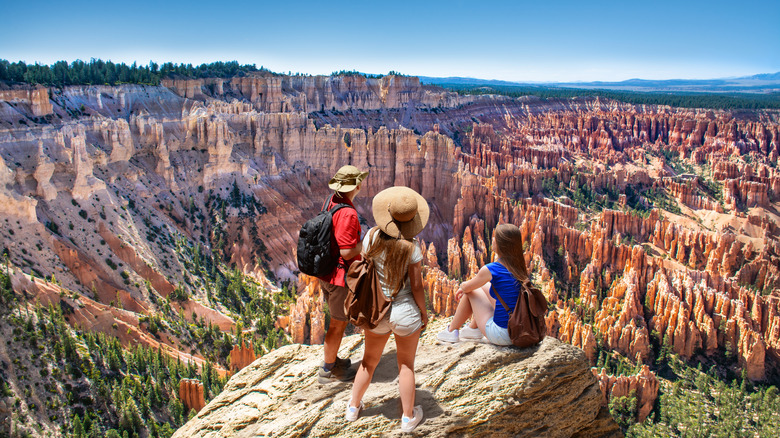 A family enjoys the vista from Inspiration Point in Bryce Canyon National Park