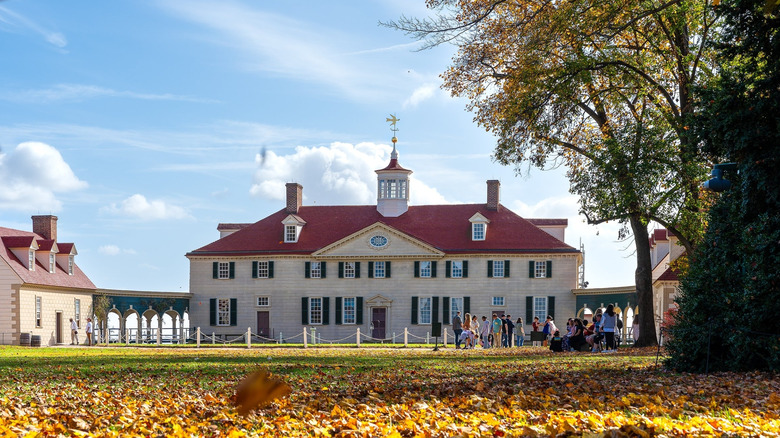 The Mount Vernon mansion in fall