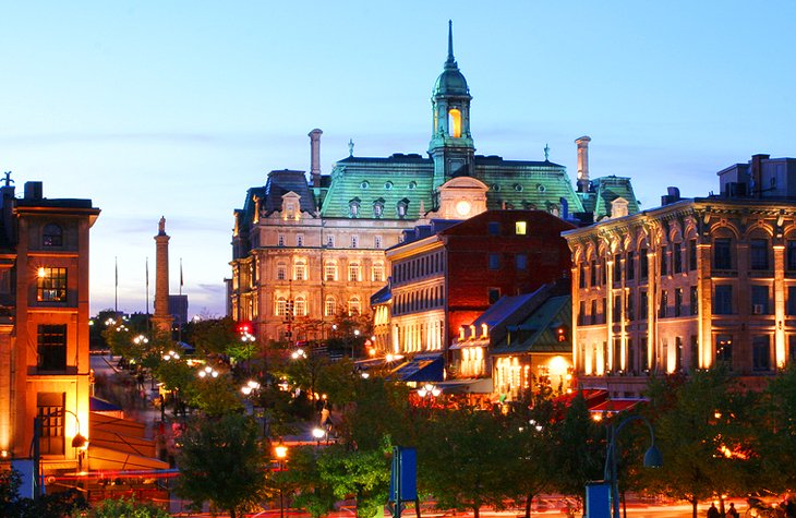 Place Jacques-Cartier at night