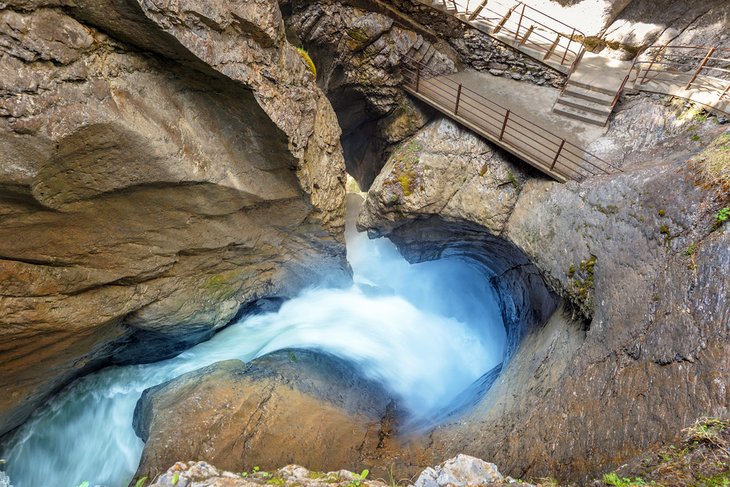 این تصویر دارای یک ویژگی alt خالی است.  نام پرونده آن Swiss-jungfrau-trummelbach-falls.jpg است