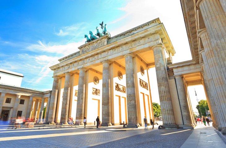 بوابة براندنبورغ أحد المعالم السياحية في مدينة برلين، ألمانيا