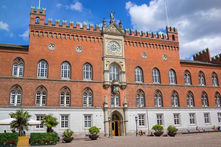 Hôtel de ville d'Odense et place Flakhaven