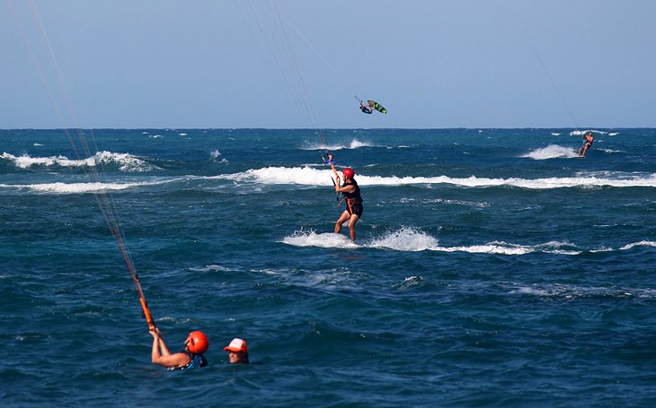 Beginner, intermediate, and advanced kiters on Kite Beach