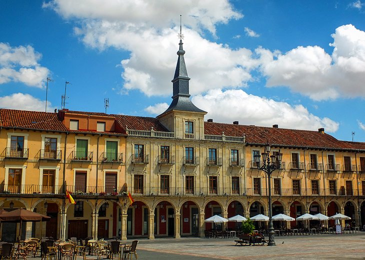 Plaza Mayor: León's Main Town Square