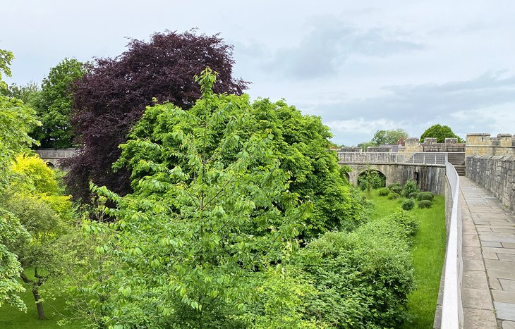 Marcher dans les remparts médiévaux