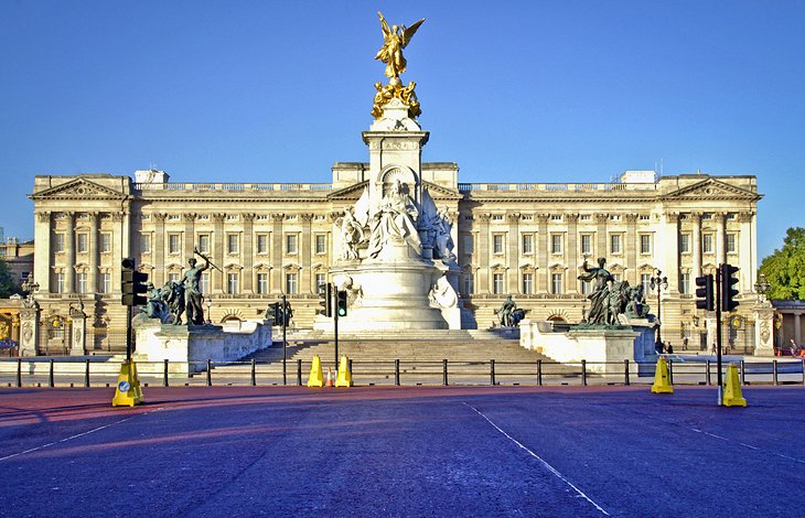 Tour Buckingham Palace's Breathtaking Gardens