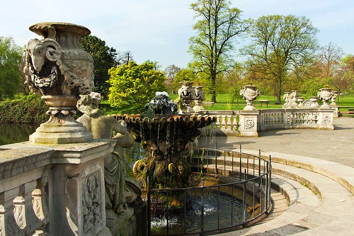 حديقة هايد بارك، أحد المزارات السياحية في مدينة لندن، بريطانيا