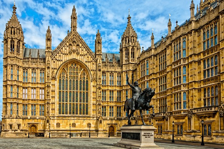 ساعة بيج بن ومبنى البرلمان البريطاني، أحد أهم المعالم السياحية في لندن، إنجلترا
