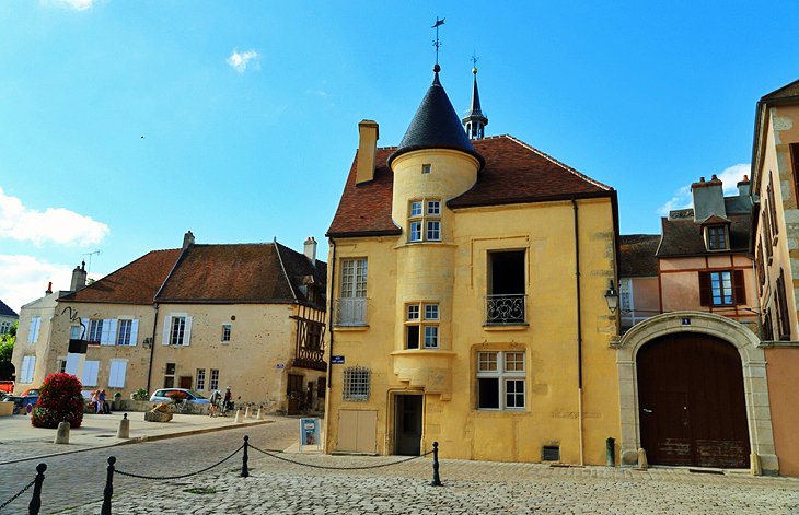 La Maison des Sires de Domecy in Avallon