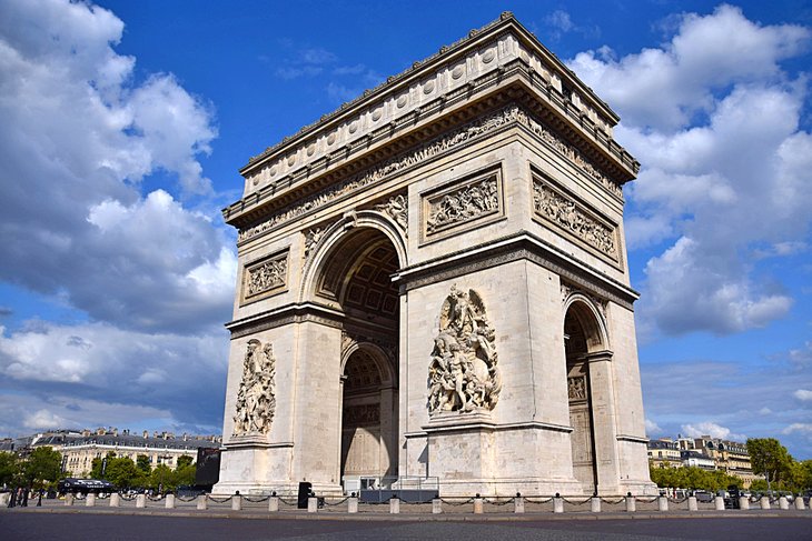 قوس النصر، أحد أشهر المعالم السياحية في مدينة باريس، فرنسا