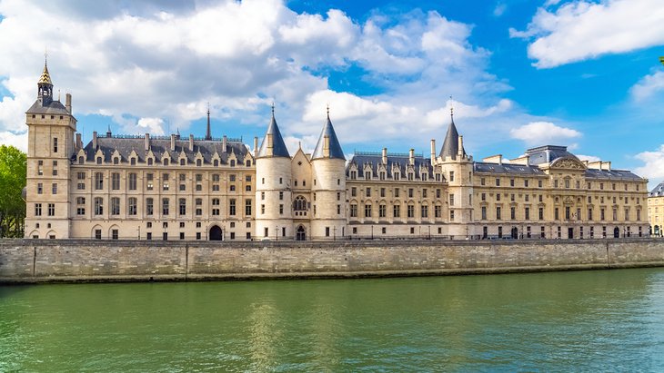 قصر كونسيرجيري، أحد المزارات السياحية في مدينة باريس، فرنسا