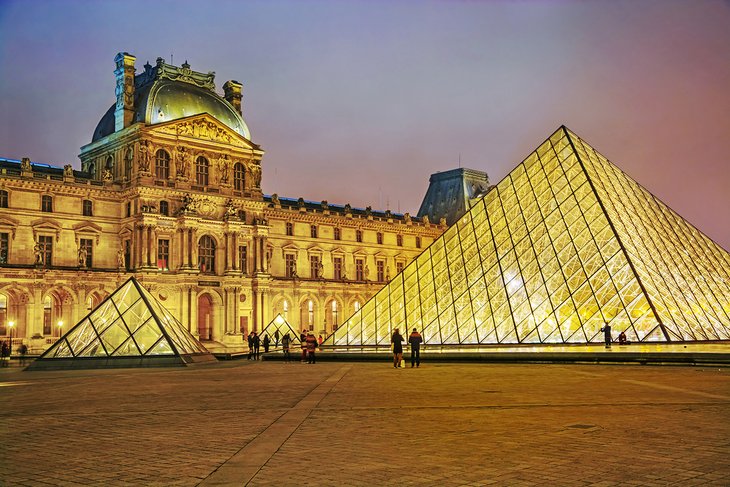 متحف اللوفر، أحد أهم المزارات السياحية في مدينة باريس، فرنسا