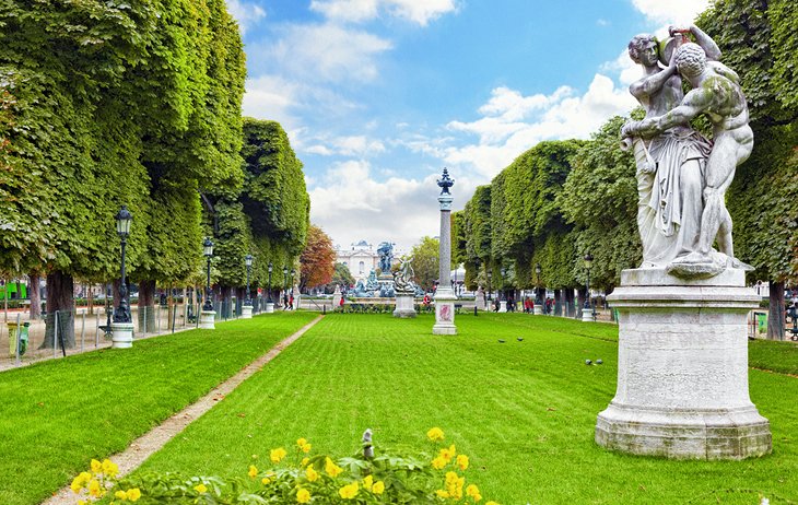 حدائق لوكسمبورغ، إحدى المزارات السياحية في مدينة باريس، فرنسا