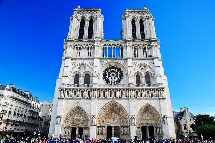 Visitando la Catedral de Notre-Dame de París: Atracciones, Consejos y Tours