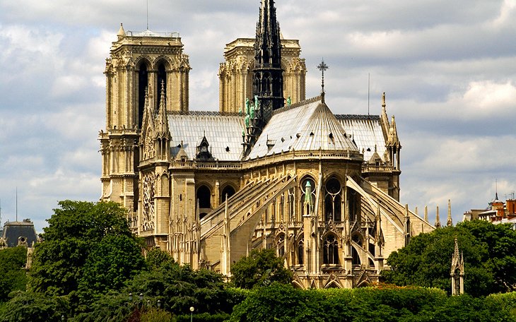 كاتدرائية نوتردام، إحدى المعالم السياحية في مدينة باريس، فرنسا