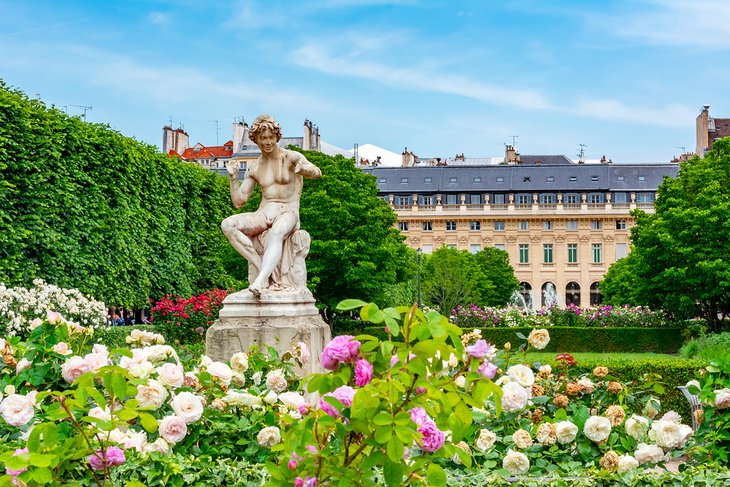 القصر الملكي، أحد المزارات السياحية في مدينة باريس، فرنسا