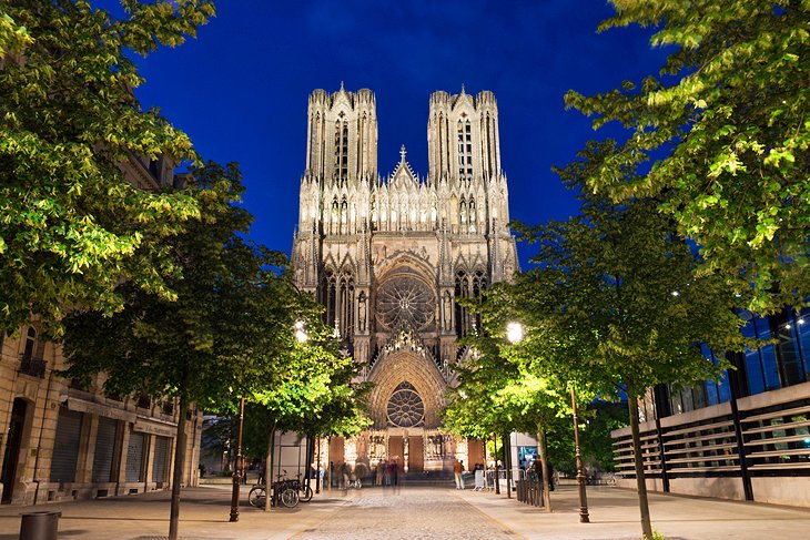 LE VOYAGE DE FRANCE, DRESSÉ POUR LA COMMODITÉ DES FRANÇAIS ET ÉTRANGERS -  France-reims-cathedral-facade-evening