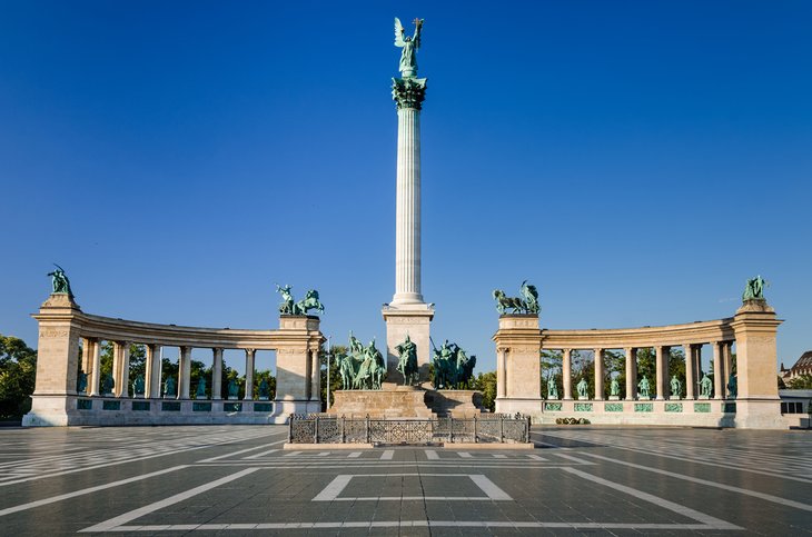 Place des Héros et Monument du Millénaire