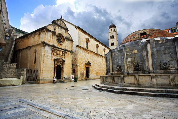 The Large Fountain of Onofrio and St. Saviour Church