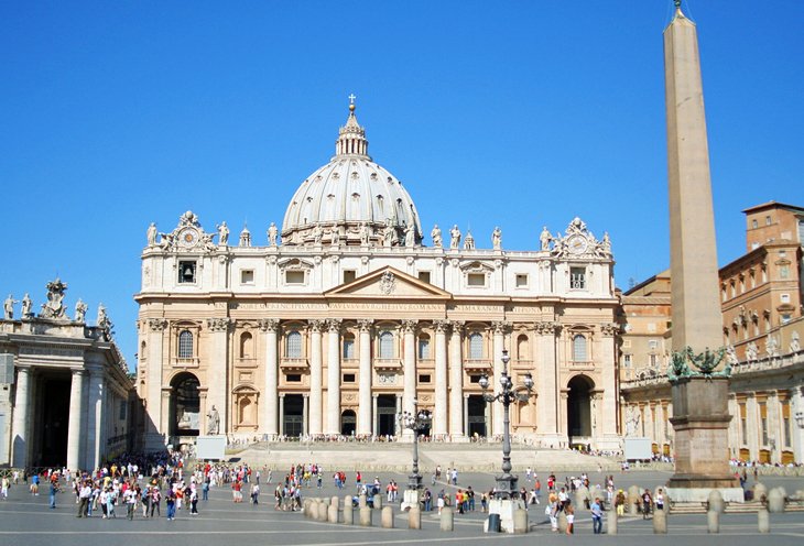 مدينة الفاتيكان أحد أهم المزارات السياحية في مدينة روما، إيطاليا