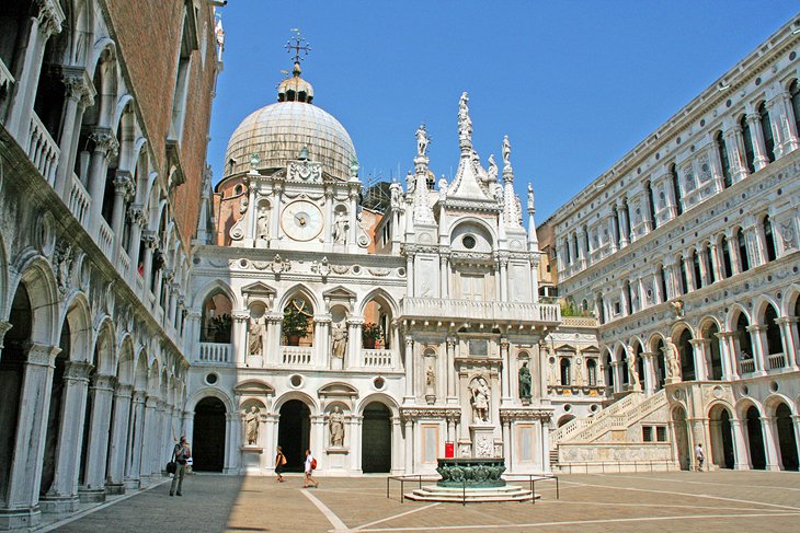 Foscari Arch and Scala dei Giganti