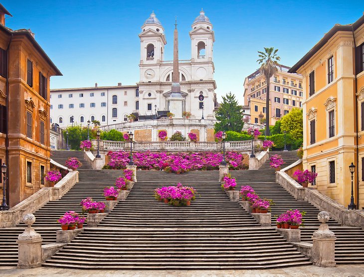 السلالم الإسبانية في وسط مدينة روما هي إحدى المناطق السياحية في العاصمة الإيطالية