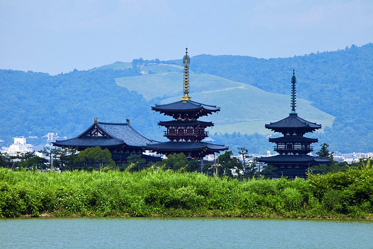 Shin-Yakushi-ji Temple