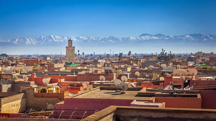 Vue sur Marrakech jusqu'aux montagnes de l'Atlas