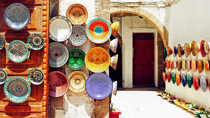 Assiettes à vendre au marché de Marrakech