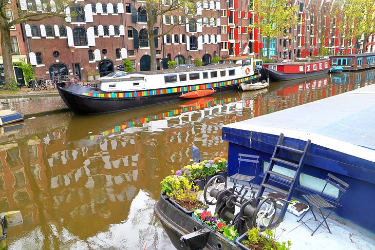 Houseboats and old buildings in Jordaan