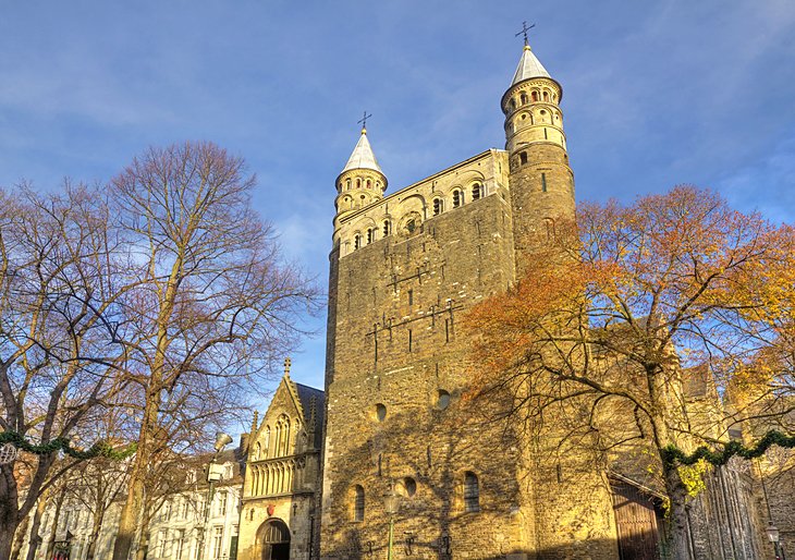 2 girls, 1 guy on a tour in Maastricht