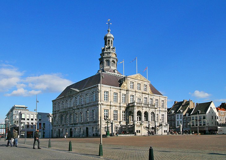 2 girls, 1 guy on a tour in Maastricht