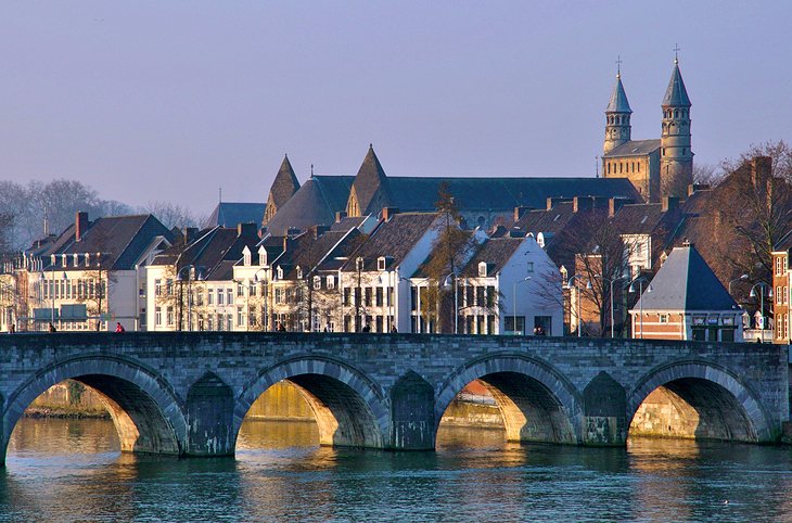 2 girls, 1 guy on a tour in Maastricht