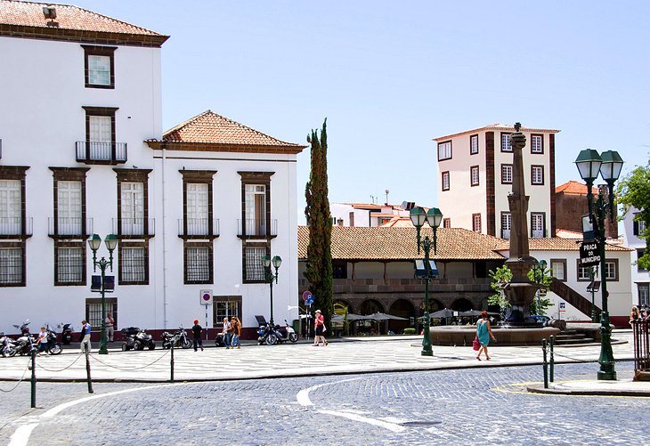 File:Jogos tradicionais - senhora ou macaca, Escola da Ladeira, Santo António, Funchal, Madeira - IMG 20190228 175801.jpg - Wikimedia Commons