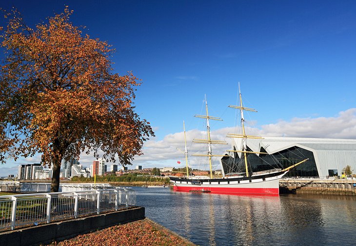 Riverside Museum et grand voilier, Glasgow